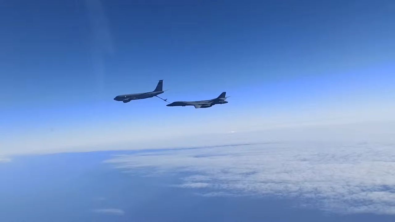 Amerykańskie bombowce w pobliżu granic Rosji. Poderwano myśliwce Su-30 - Bombowiec B-1B oraz latająca cysterna KC-135 