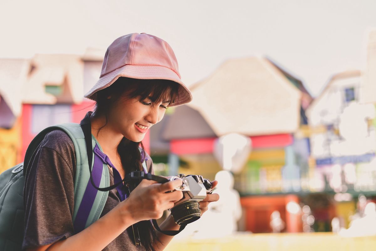 Bucket hat, czyli hit sezonu. Postaw na jeden z największych trendów, a nie pożałujesz