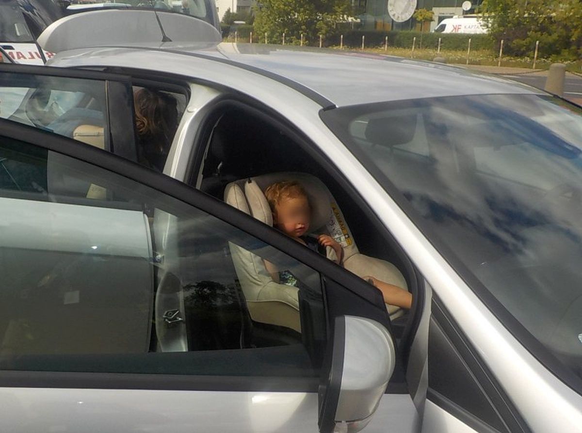 Dramatyczna akcja w Warszawie. Dziecko w nagrzanym samochodzie nie dawało znaku życia