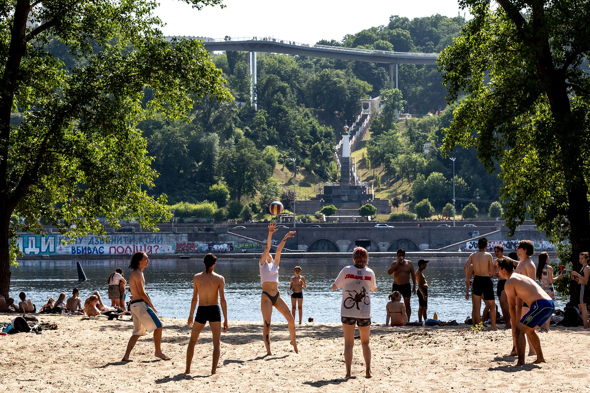 Kijów wraca do życia. Miejska plaża, ulice i bulwary pełne ludzi 5