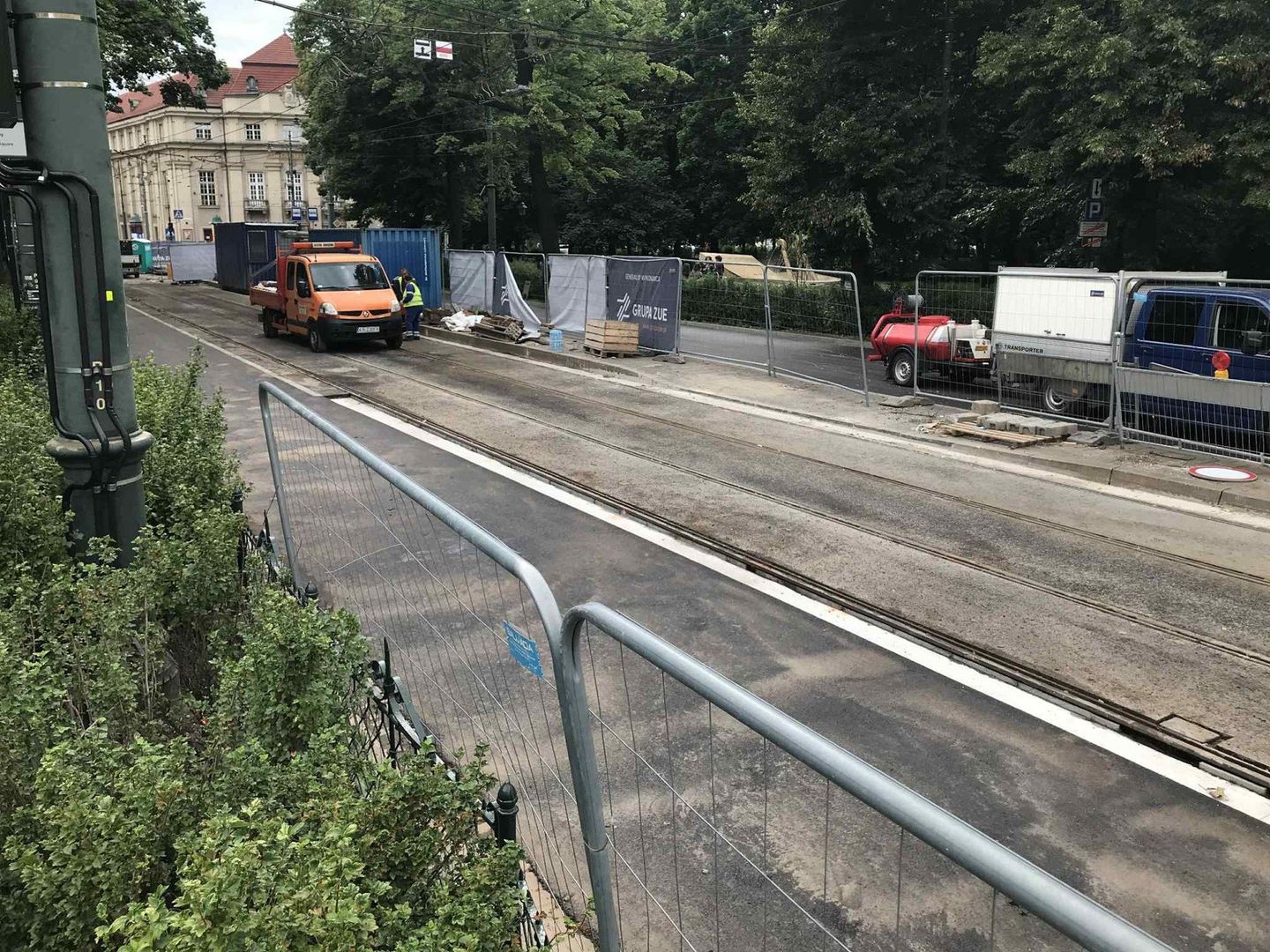 W ramach inwestycji wymieniono zużyte elementy torowiska – szyny, zwrotnice oraz krzyżownice węzłowe – między ul. Grodzką a filharmonią.