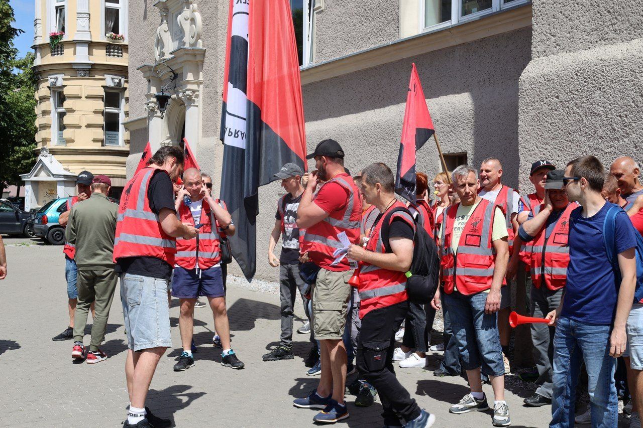 Kolejny tydzień strajku w Jeremiasie. Strajkujący poszli przed urząd miasta, zarząd: strajk jest nielegalny i nikogo nie więziono