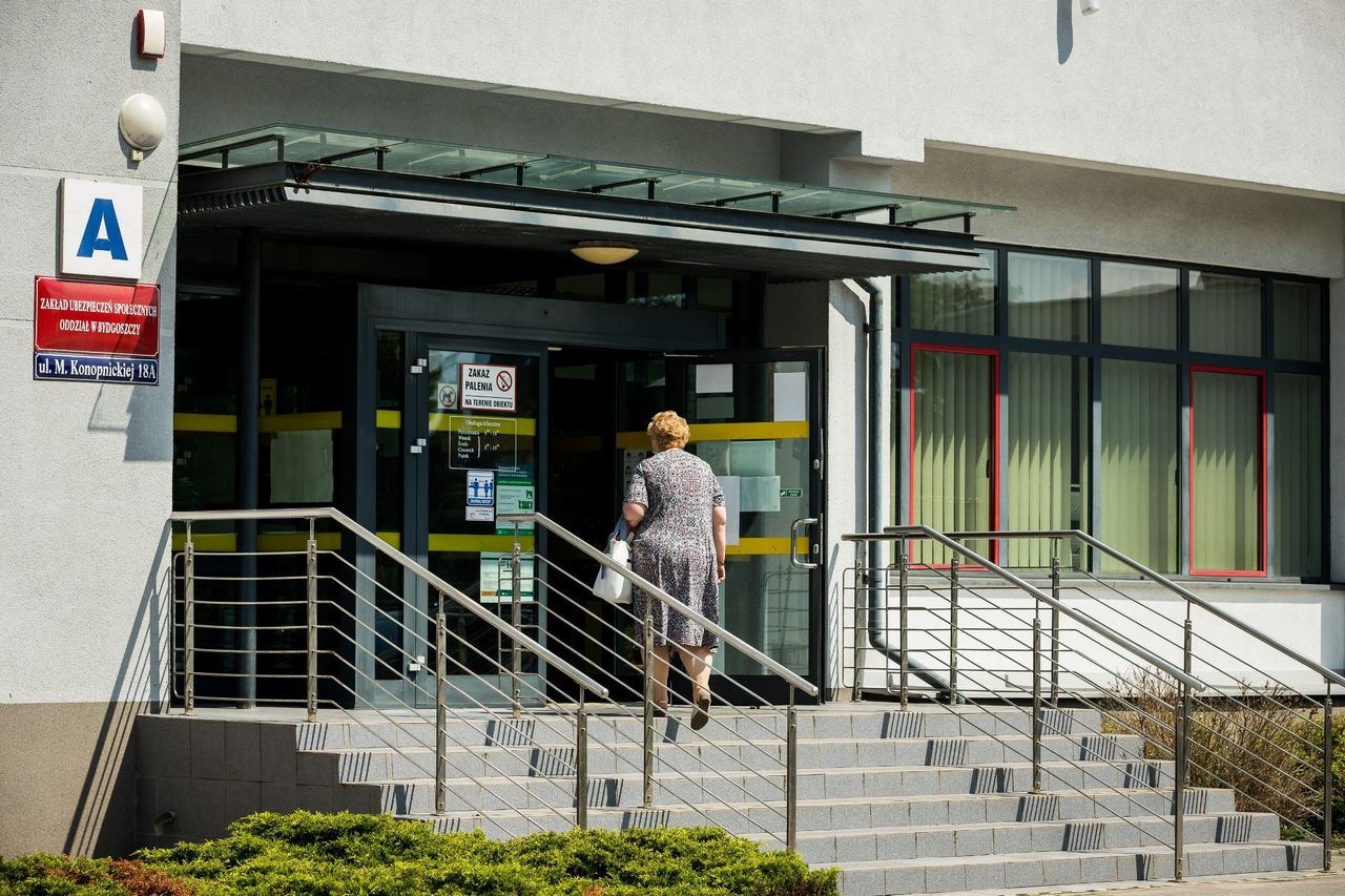 Najniższa emerytura w Kujawsko-Pomorskiem to 6 groszy brutto. Więcej kosztuje jej przekazanie przez ZUS