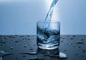 Woda źródlana - charakterystyka, różnica między wodą źródlaną a mineralną, wartości odżywcze, właściwości zdrowotne