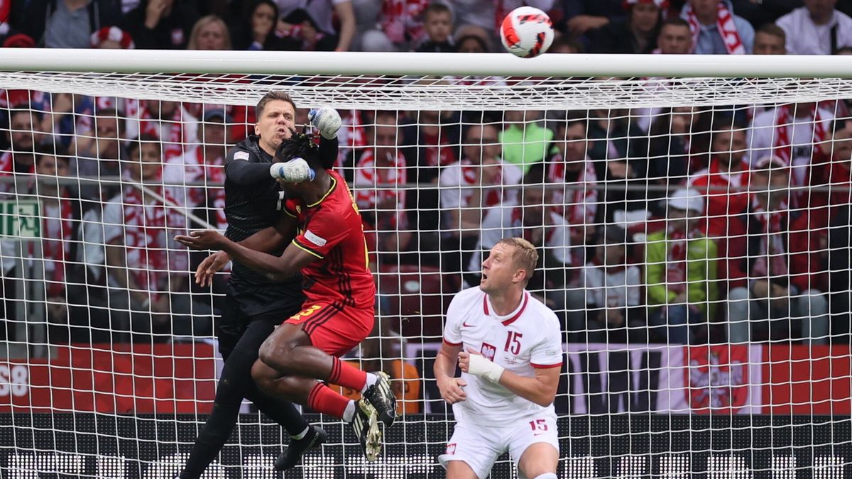 Wojciech Szczęsny piąstkuje piłkę w meczu z Belgią