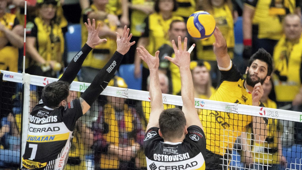 siatkarz PGE Skra Bełchatów Milad Ebadipour (P) oraz Athanasios Protopsaltis (L) i Michał Ostrowski (C) z Cerrad Enea Czarni Radom