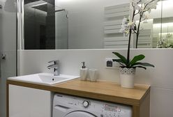 Nowoczesna łazienka: drewno w towarzystwie bieli i czerni