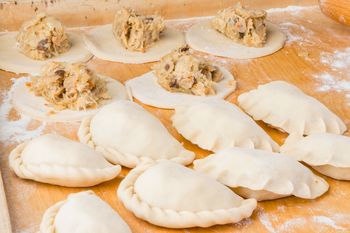 Mrozić surowe czy ugotowane pierogi na święta? Mało kto robi to dobrze