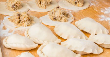 Mrozić surowe czy ugotowane pierogi na święta? Mało kto robi to dobrze