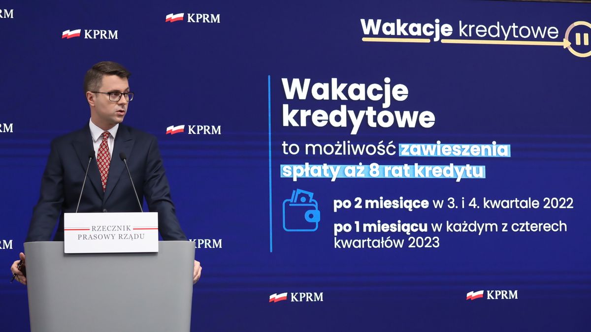 Warszawa, 28.07.2022. Rzecznik rządu Piotr Mueller podczas konferencji prasowej w KPRM w Warszawie, 28 bm. Spotkanie poświęcone było tematom bieżącym. (mr) PAP/Tomasz Gzell