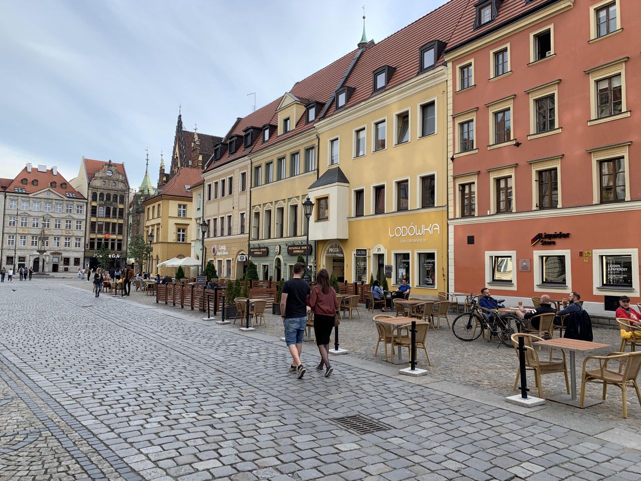 Odmrażanie gospodarki. Wrocławski rynek widmo. Ogródki przy restauracjach świecą pustkami