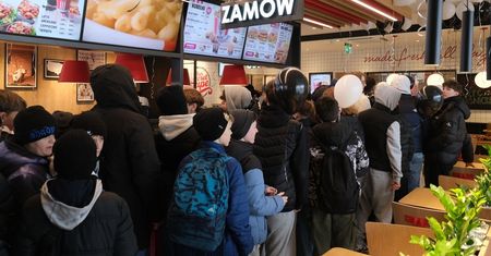 Prawdziwe tłumy na otwarciu KFC przy al. Kraśnickiej w Lublinie. Mieszkańców skusił kubełek z kawałkami kurczaka za złotówkę