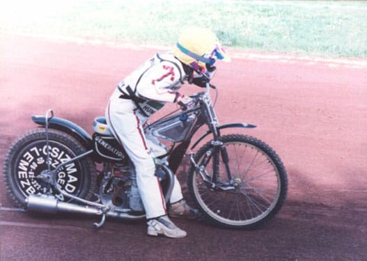 Czarna stojąca Jawa i lśniąca biała skóra - dwa znaki rozpoznawcze u progu kariery.