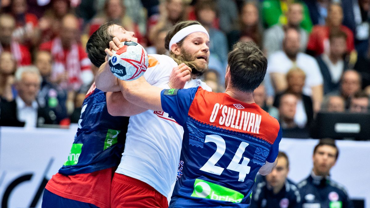 PAP/EPA / HENNING BAGGER / Na zdjęciu: Mikkel Hansen (w środku) w walce z reprezentantami Norwegii - Sagosenem i O'Sullivanem