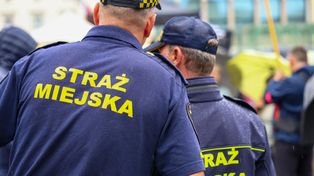 Tarnów: Mężczyzna w kałuży krwi koło przystanku na ulicy Słonecznej w Tarnowie. Na ratunek ruszył patrol Straży Miejskiej w Tarnowie