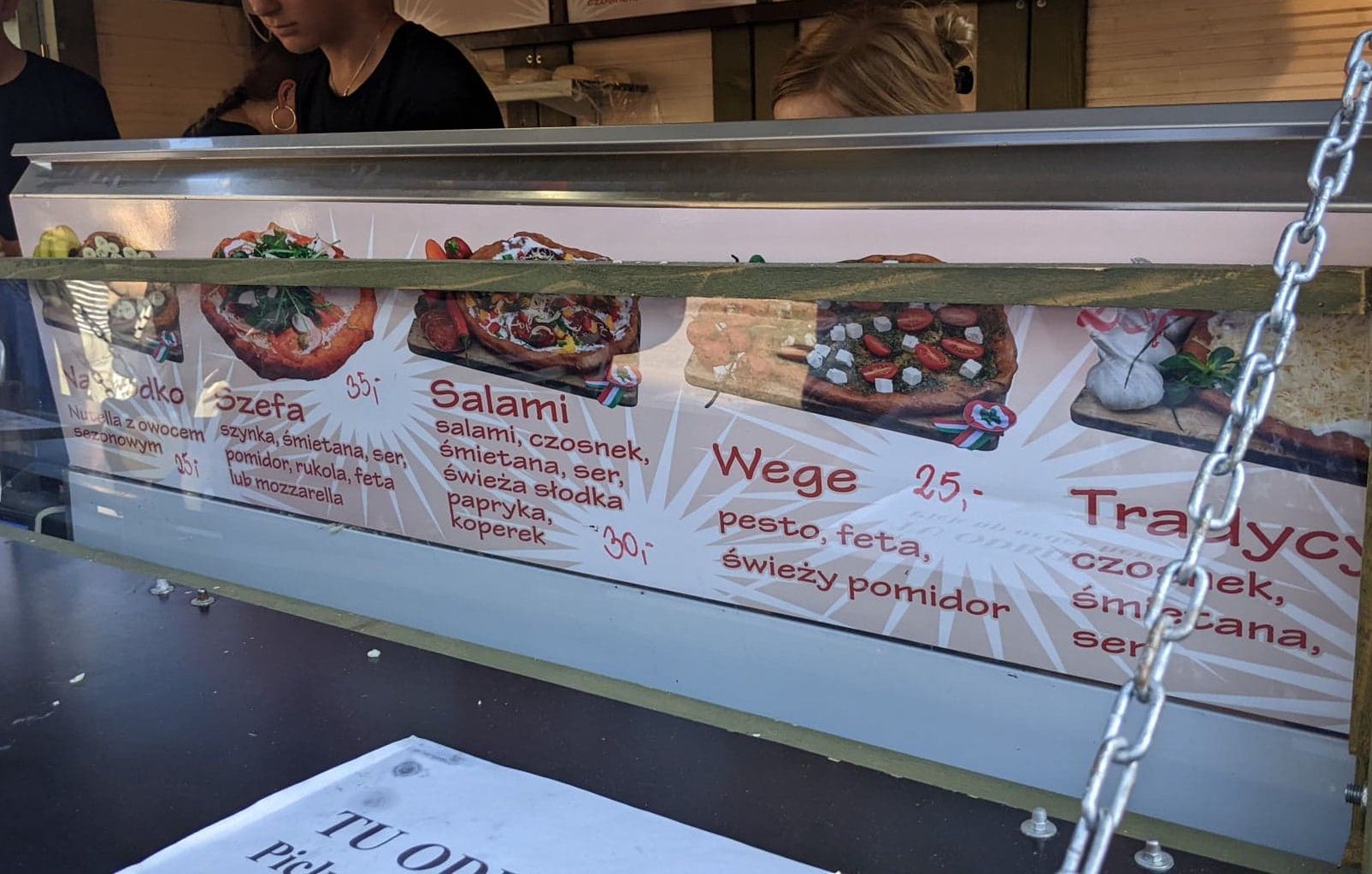 Menu na stoisku na ul. Szerokiej