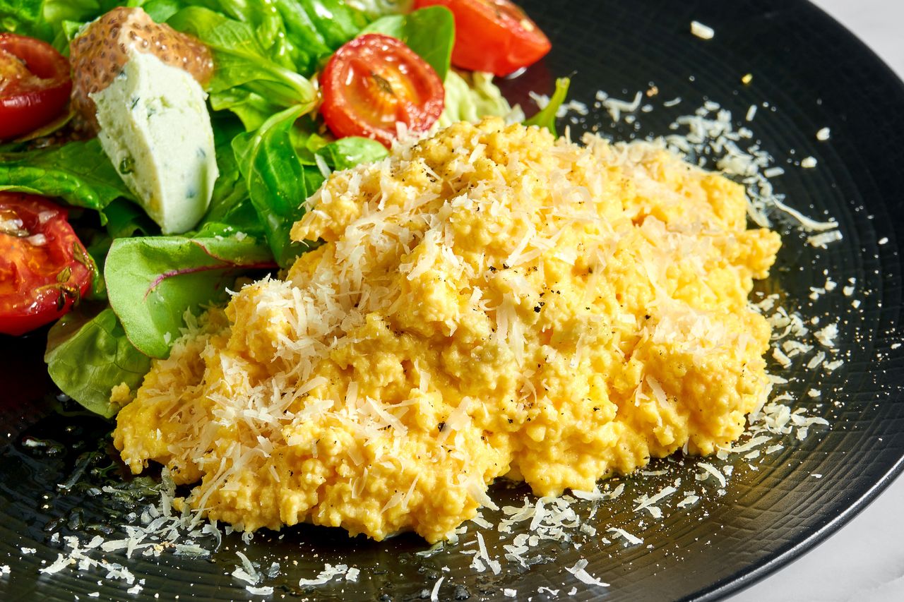 Jajecznicę robię po włosku i wychodzi kremowa. Trzymam się proporcji - jedna łyżka na jedno jajko