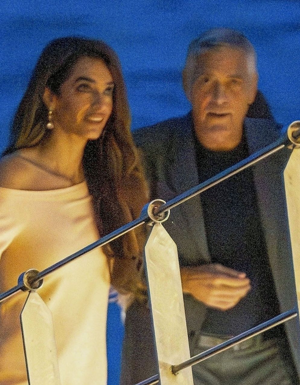 Amal i George Clooneyowie nad jeziorem Como