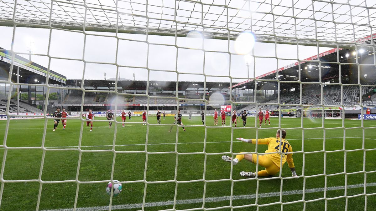Getty Images / Na zdjęciu: Robert Lewandowski strzelający 40. gola w sezonie