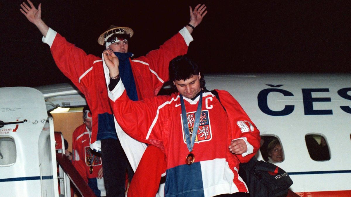 Vladimir Ruzicka i Jaromir Jagr na lotnisku w Pradze po powrocie z igrzysk w Nagano