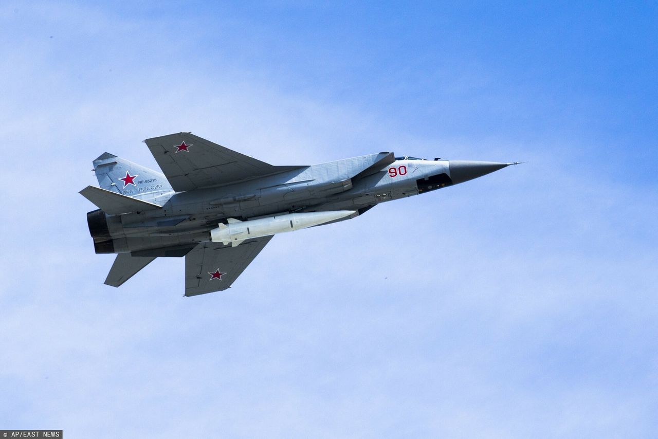 Rosyjski MiG z podczepionym pociskiem manewrującym Kindżał