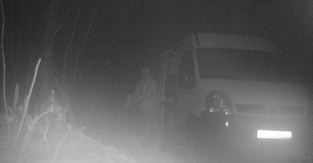 Biały bus w lesie. Wpadł w ich sidła. "Kara? Bezlitosna"