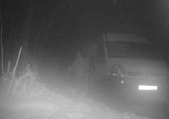 Biały bus w lesie. Wpadł w ich sidła. "Kara? Bezlitosna"