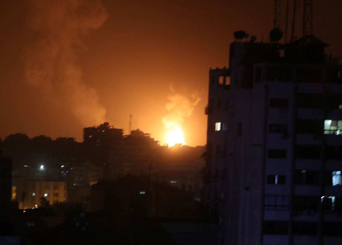 Palestyńczycy rakietami ostrzelali Tel Awiw. Netanjahu może "cieszyć się z prezentu"