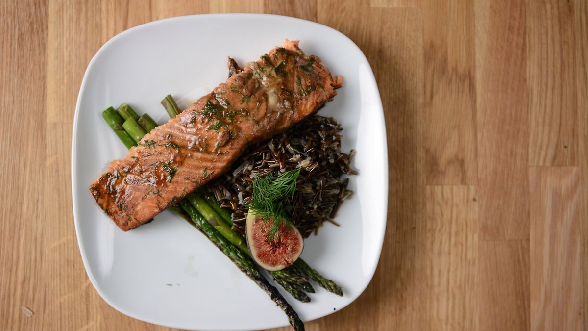 Łosoś z grilla ze świeżym rozmarynem