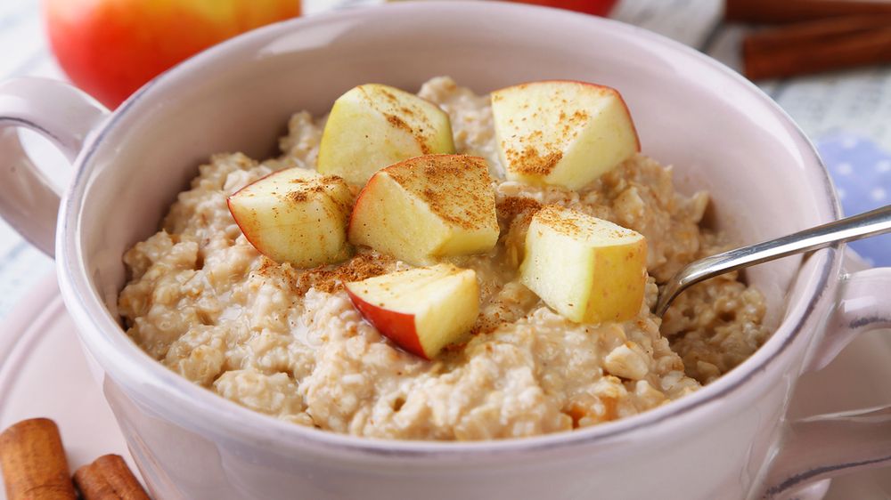 Płatki owsiane instant z cynamonem i przyprawami przygotowane z wodą