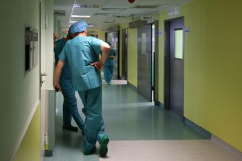 Ile zarabiają lekarze? Szokujące rozbieżności płac