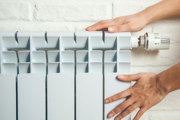 Zimny na dole, gorący u góry. Dlaczego grzejnik działa tylko w połowie?