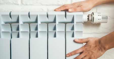 Zimny na dole, gorący u góry. Dlaczego grzejnik działa tylko w połowie?