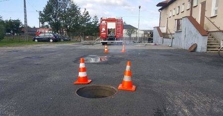 Pożar w szkole podstawowej w Skrobowie. W podziemnym magazynie tli się miał węglowy