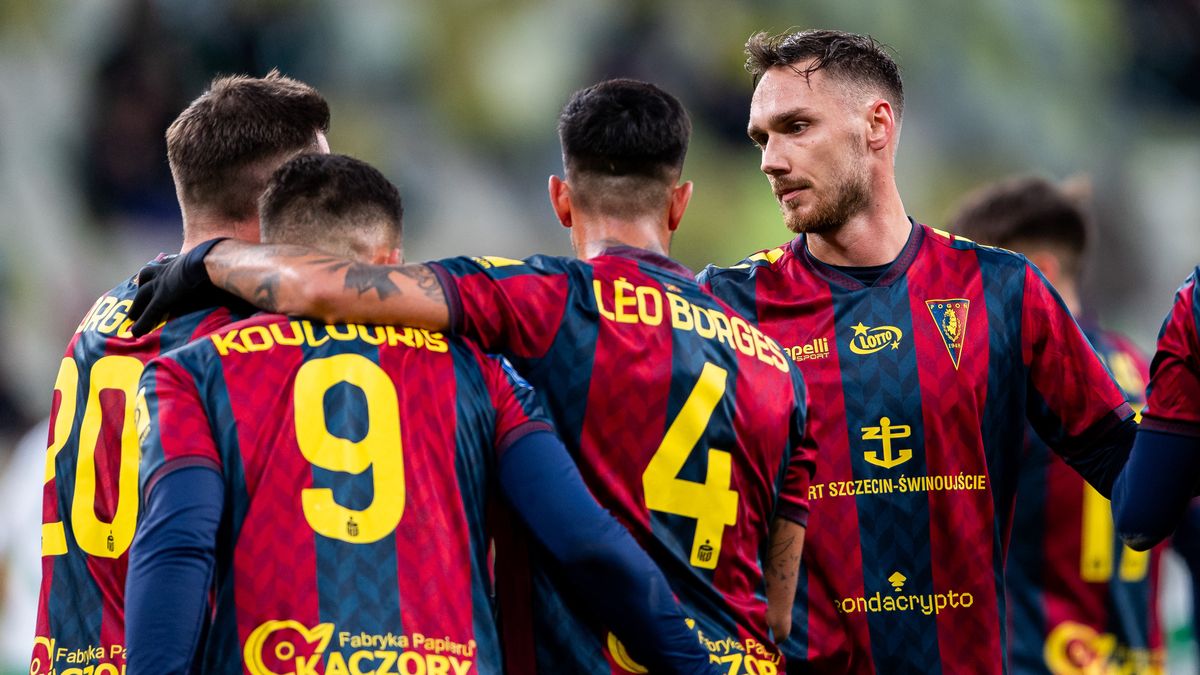 GDANSK, POLAND - NOVEMBER 23: Team of Pogon Szczecin seen during PKO Ekstraklasa match between Lechia Gdansk and Pogon Szczecin at Polsat Plus Arena on November 23, 2024 in Gdansk, Poland.  (Photo by Mateusz Slodkowski/Getty Images)