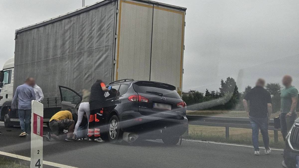 Subaru wbiło się w tył samochodu ciężarowego na wjeździe do Lublina