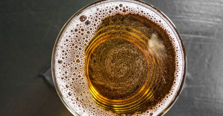 Pojawia się u miłośników piwa. Zwiększa ryzyko groźnego raka