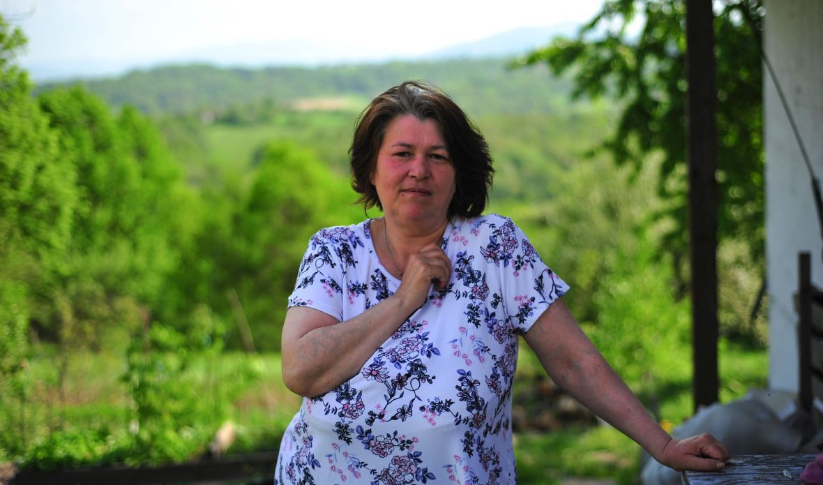 Ananda przed domem Renaty z widokiem na Beskid Wyspowy