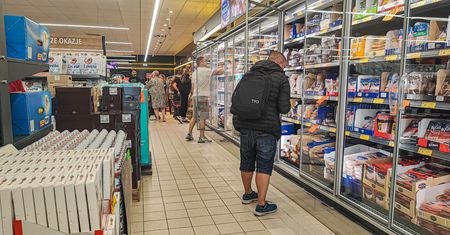 Palety z towarem największą zmorą Biedronki. Pracownicy są przeciążeni