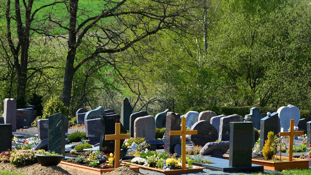 Cmentarze w Rosji są masowo rozbudowywane, mimo że zgonów oficjalnie jest coraz mniej