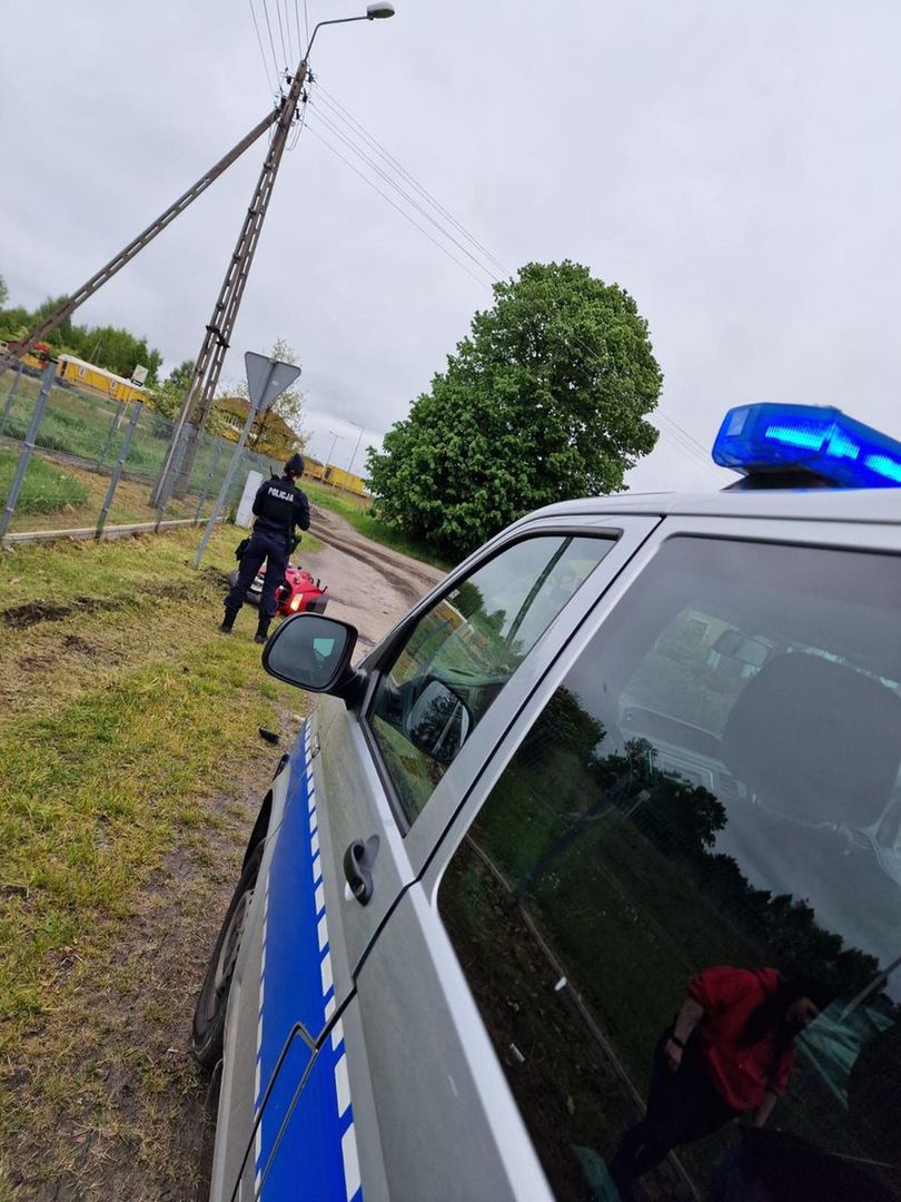 Motocyklista uciekał przed policją – zakończył jazdę na płocie