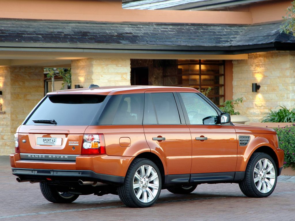 ... w rzeczywistości jest Land Roverem Discovery w przebraniu Range Rovera