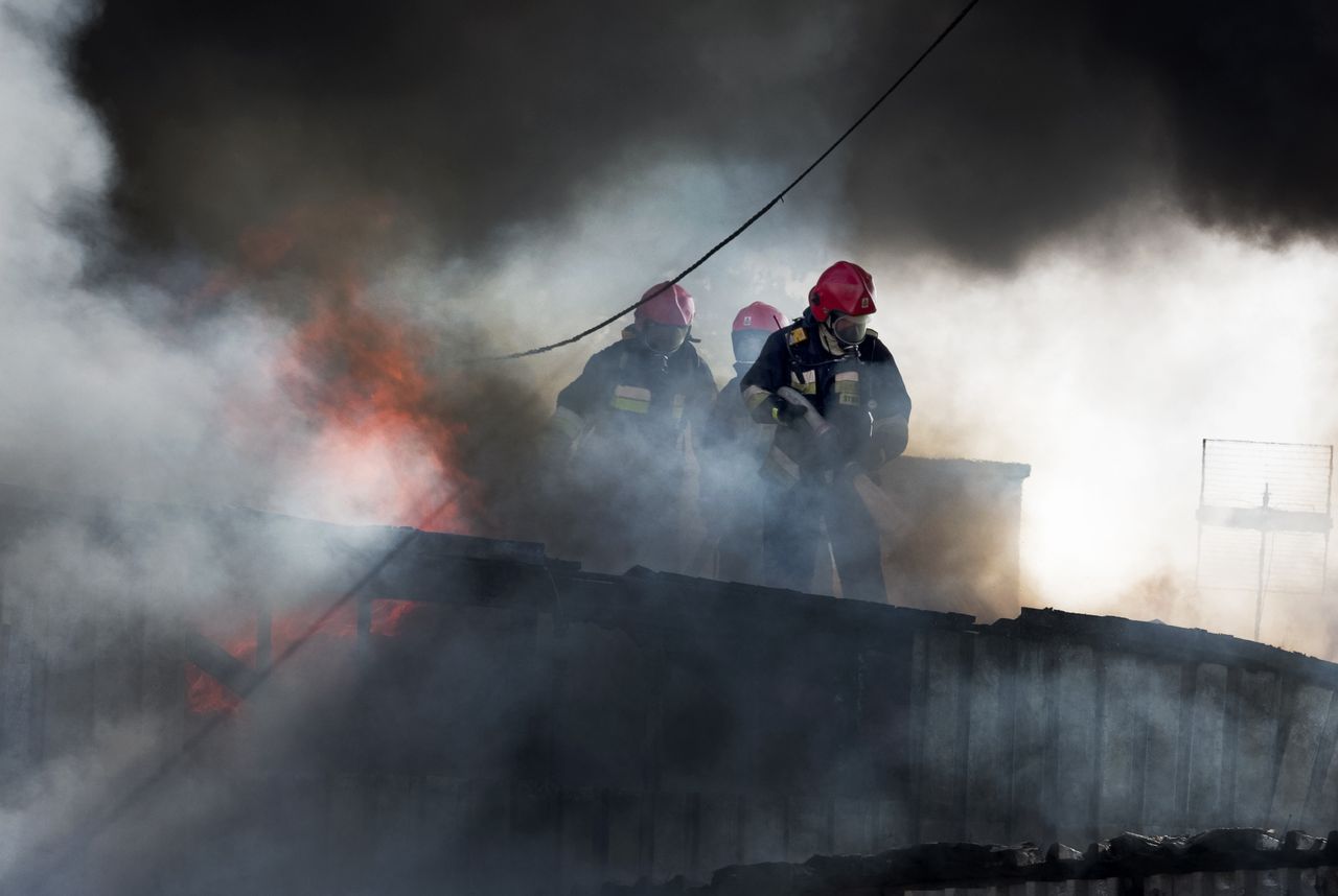 Tragiczny pożar w Policach. Z domu wynieśli dwie osoby