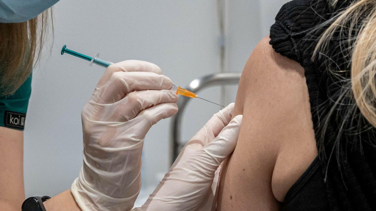 Może pojawić się po szczepieniu. Czy podskórny guzek powinien budzić obawy?