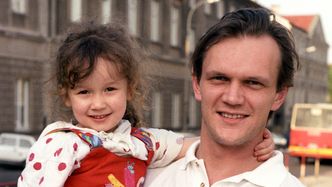 Najstarsza córka Cezarego Pazury ma już 35 lat. O relacjach z Edytą Anastazja mówiła: "Czasem mówię do niej "mamo""