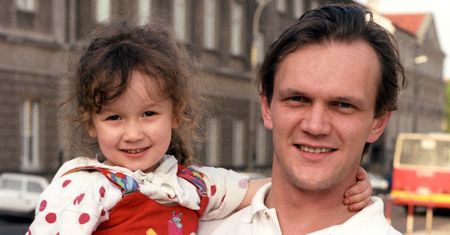Najstarsza córka Cezarego Pazury ma już 35 lat. O relacjach z Edytą Anastazja mówiła: "Czasem mówię do niej "mamo""