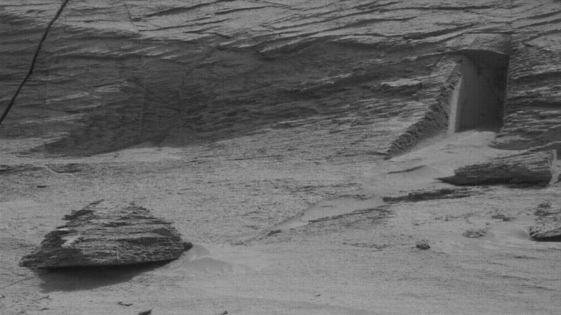Tajemniczy otwór w skale na Marsie 