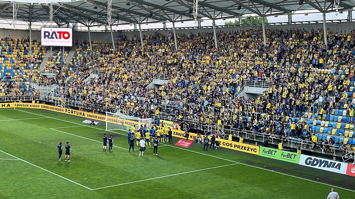 Twitter / Tomasz Galiński / piłkarze Arki Gdynia przy sektorze najbardziej zagorzałych kibiców