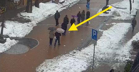 Parasolka i ciepłe kurtki na Krupówkach. Ujęcie z Zakopanego