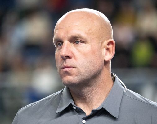 Od czterech lat podróżuje po świecie, a ostatnio znów zmienił otoczenie. Utrzymuje się z dwóch emerytur